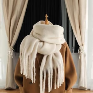 Chic Cashmere Scarf – Soft, Thick Winter Wrap, Luxury Tassel Neckerchief. Stylish & Warm Shawl for Women. Cozy and Fashionable
