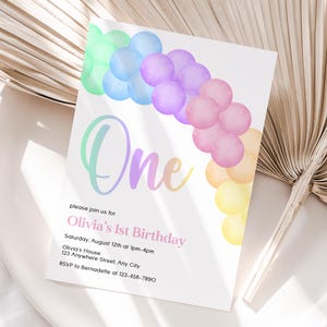 Gepersonaliseerde 1e pastelkleurige regenboogballon verjaardagsuitnodiging | Eerste pastelkleurige regenboog ballonboog feestuitnodiging | Gemakkelijk af te drukken en te delen