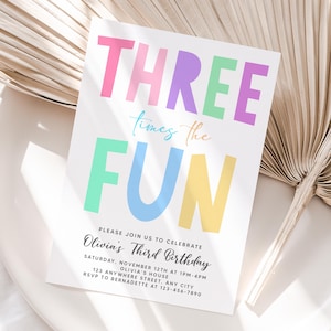 Invitation personnalisée d'anniversaire de fille colorée | Fille imprimable trois fois plus d'invitations à une fête | Facile à imprimer et à partager