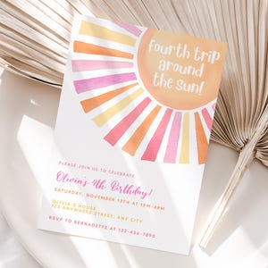 Invitation personnalisée pour 4e anniversaire de fille | Invitation fête d'anniversaire imprimable pour le 4e voyage autour du soleil | Facile à imprimer et à partager