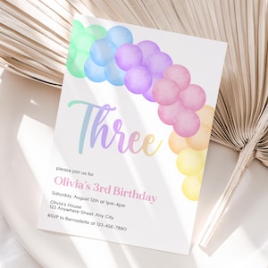 Gepersonaliseerde 3e pastelkleurige regenboogballon verjaardagsuitnodiging | Derde pastelkleurige regenboog ballonboog feestuitnodiging | Gemakkelijk af te drukken en te delen