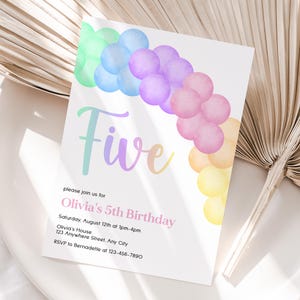 Gepersonaliseerde 5e pastelkleurige regenboogballon verjaardagsuitnodiging | Vijfde pastelkleurige regenboog ballonboog feestuitnodiging | Gemakkelijk af te drukken en te delen