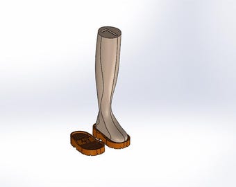 Puede incluir: Un modelo renderizado en 3D de una bota alta de color gris claro con una caña cilíndrica lisa y una suela gruesa de color naranja. Una pieza de suela naranja a juego con una banda de rodadura texturizada y el texto "Ely" en relieve está al lado.