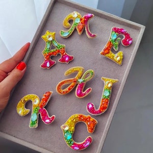 Broches con iniciales de cuentas hechos a mano personalizados: prendedores con letras de cristal de colores para mujer: regalo personalizado para cumpleaños, eventos y fiestas.