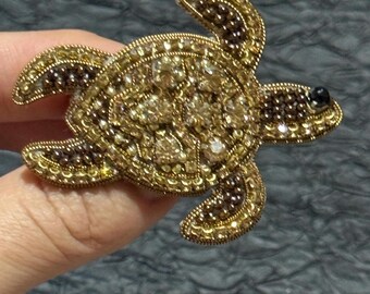 Broche de tortuga con cuentas hecho a mano: lentejuelas doradas y cristales