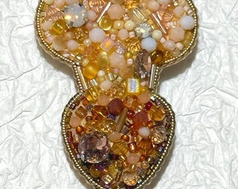 Broche de cuentas hecho a mano, un regalo travieso