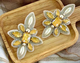 Pendientes de flores con cuentas hechos a mano, con perlas amarillas colgantes