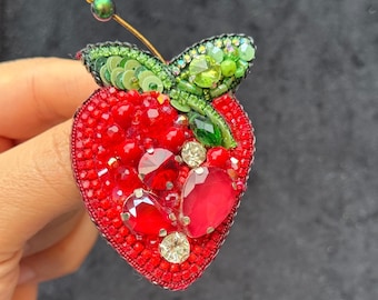 Broche de fresa con cuentas hecho a mano: alfiler bordado con cristales rojos y perlas