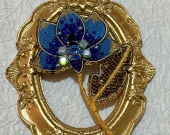 Broche de loto azul hecho a mano: broche floral con cuentas y marco dorado