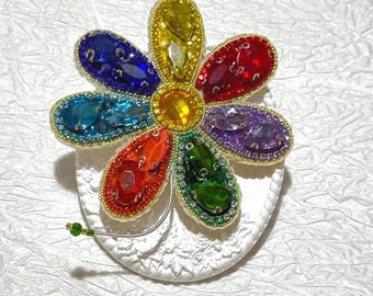 Broche de flor de cristal arcoíris hecho a mano: Pin de orgullo con cuentas