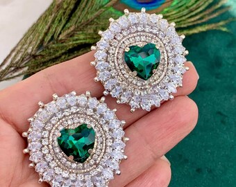 Pendientes de botón con forma de corazón de cristal verde esmeralda / Joyas nupciales con cuentas