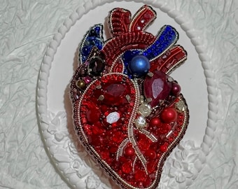 Broche de corazón anatómico hecho a mano con cuentas, broche gótico llamativo.