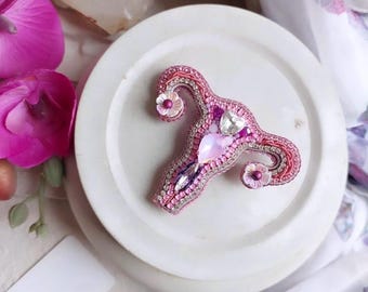 Broche de útero con cuentas hecho a mano en color rosa: joyería feminista, pin con arte anatómico, broche con mensaje sobre el poder del útero, regalo único para matronas y doctoras.