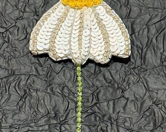 Broche de manzanilla con cuentas hecho a mano: broche floral con lentejuelas