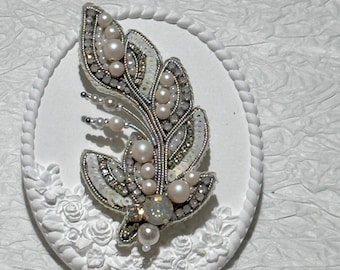 Broche de plumas con cuentas hecho a mano: broche de boda con perlas y cristales