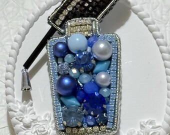 Broche de botella de esmalte de uñas azul hecho a mano: broche de cristal con cuentas