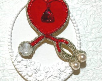 Broche de estetoscopio con cuentas hecho a mano: Pin médico de corazón rojo