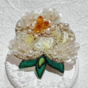 Handmade Pearl Embroidered Flower Brooch: Elegant Wedding Corsage