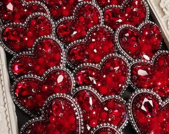 Broche de corazón de cristal rojo hecho a mano: broche de amor con cuentas