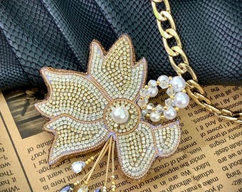 Broche de hoja de arce con cuentas hecho a mano / Broche de perla y cristal