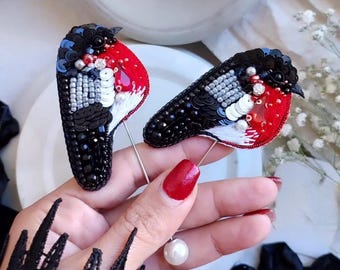 Broche de camachuelo con cuentas: broche de pájaro bordado a mano