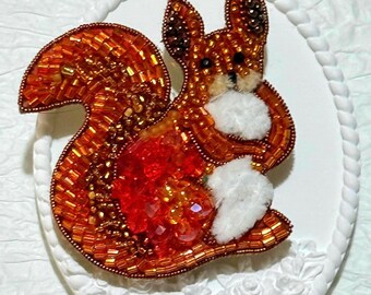 Broche de ardilla con cuentas hecho a mano: broche de animal del bosque otoñal