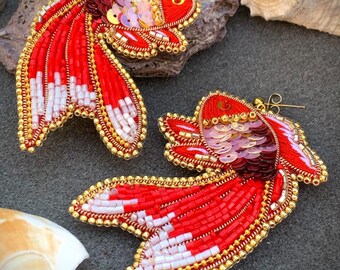 Pendientes de pez dorado con cuentas hechos a mano: joyas llamativas con lentejuelas rojas
