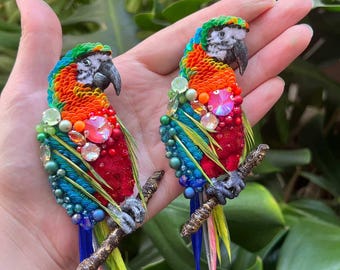 Broche de loro con cuentas hecho a mano: broche de pájaro con lentejuelas y cristal