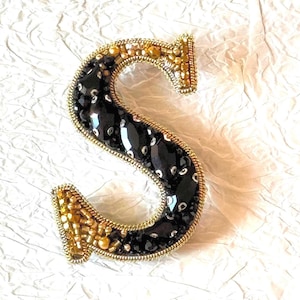 Broche con la letra S de cuentas negras y doradas hecho a mano, broche con inicial de monograma, broche de lujo con bordado de cuentas, insignia del alfabeto personalizada