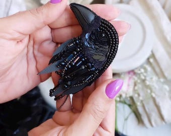 Broche de cuervo con cuentas hecho a mano, pin de pájaro gótico, joyería de fantasía oscura