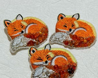 Broche de zorro hecho a mano / Pin de animal con cuentas y bordado