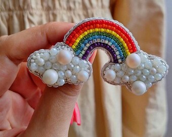 Broche arcoíris de cuentas hecho a mano – Pin del orgullo LGBTQ de Pearl Cloud