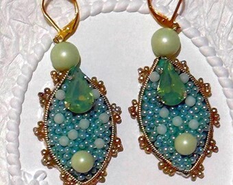Pendientes colgantes de cuentas hechos a mano: cristales de Swarovski verdes y perlas de vidrio