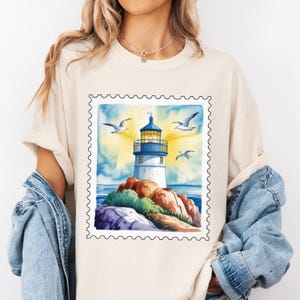 Camiseta con estampado de faro Comfort Colors® – Camiseta con escena oceánica costera – Camiseta con estampado náutico vintage para amantes de la playa, un regalo para ella