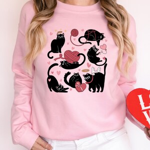 Camiseta de San Valentín con gatos negros, camiseta de San Valentín para amantes de los gatos, regalo para amantes de los gatos, camiseta de San Valentín para mujer, camiseta de corazón, regalo de San Valentín para ella