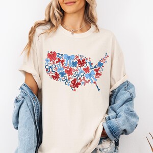 Camiseta Coquette com o Mapa da América para o 4 de Julho, Camiseta para o Dia da Independência, Presente para a Namorada, Camiseta com a Bandeira Patriótica da América Comfort Colors®
