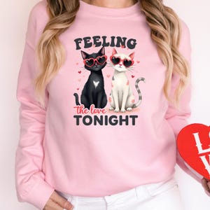 Sudadera con capucha y estampado de gato "Siente el amor esta noche" para San Valentín, camiseta de San Valentín para amantes de los gatos, mamá gata, camiseta de mujer, regalo de San Valentín para ella