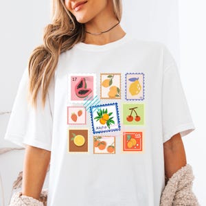 Chemise Comfort Colors® Fruit Stamp, T-shirt rétro coloré Fruitcore, T-shirt graphique Aloha Timbres-poste, Chemise esthétique estivale kawaii