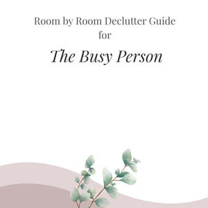 Puede incluir: Una guía digital titulada Room by Room Declutter Guide for The Busy Person, con un logotipo circular de NCM Digital Designs en la parte superior izquierda y una ilustración en acuarela de una rama de eucalipto verde sobre líneas onduladas malva.