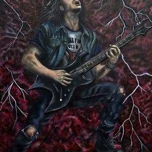 Puede incluir: Pintura al óleo de un músico tocando una guitarra eléctrica negra. El músico lleva una chaqueta vaquera sobre una camiseta que dice "Hellfire Club". El fondo es rojo oscuro con rayos blancos.