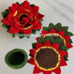 以下が含まれることがあります： 緑、赤、茶色、黄色の色合いの、かぎ針編みひまわりコースター6個セット。コースターは円形に配置され、中央に1つのコースターがあります。中央のコースターは、赤い中心と黄色の花びらを持つ単一のひまわりです。他のコースターは、赤い花びらと茶色の中心を持つ緑色です。