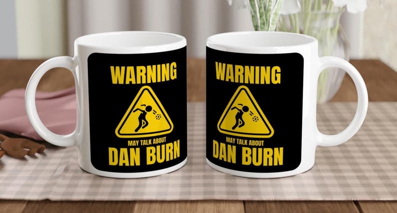 Dan Burn-mugg - Newcastle United - Carabao Cup-final 2025 - 313 ml - diskmaskins- och mikrovågssäker bild 2