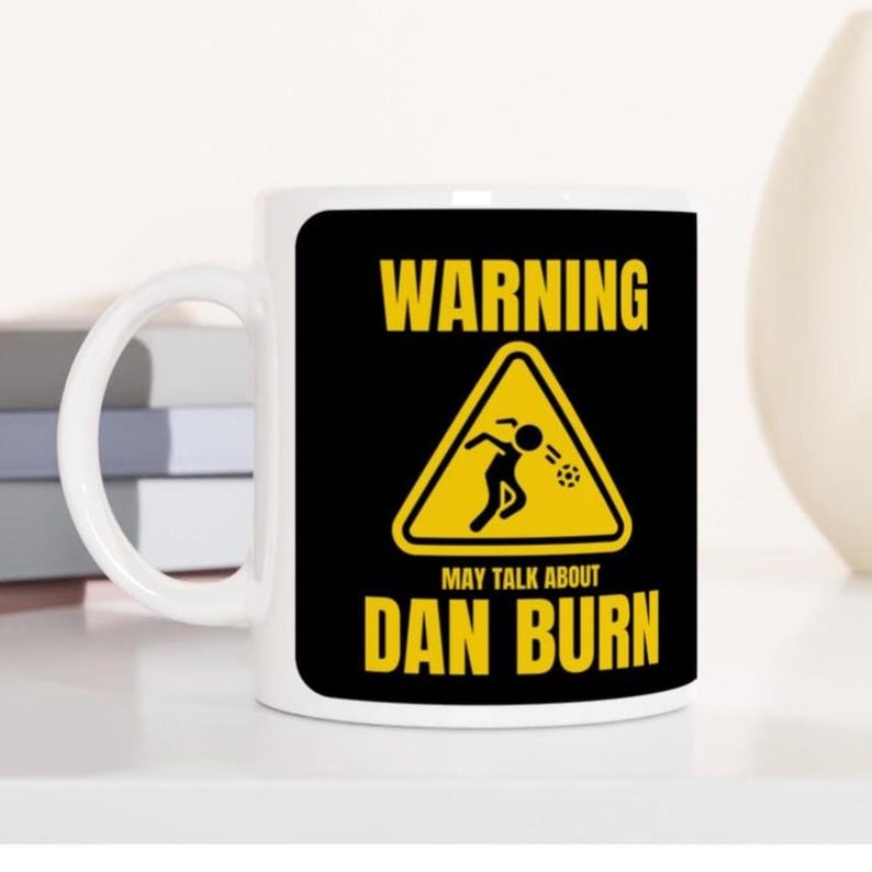 Dan Burn-mugg - Newcastle United - Carabao Cup-final 2025 - 313 ml - diskmaskins- och mikrovågssäker bild 1