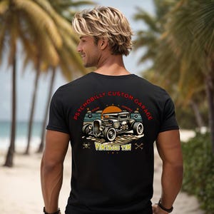 Pode incluir: Camiseta preta com uma ilustração de um hot rod vintage e o texto "Psychobilly Custom Garage Vintage Tin".