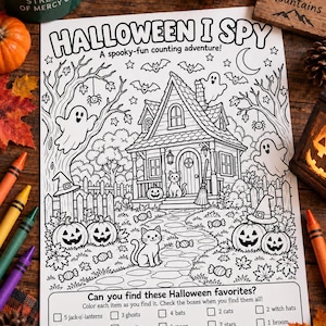 Może przedstawiać: Czarno-biała karta aktywności Halloween I Spy przedstawiająca nawiedzony dom, duchy, koty, dynie, nietoperze i pająki. Strona zawiera tekst Halloween I Spy, A spooky-fun counting adventure oraz listę kontrolną przedmiotów do znalezienia.