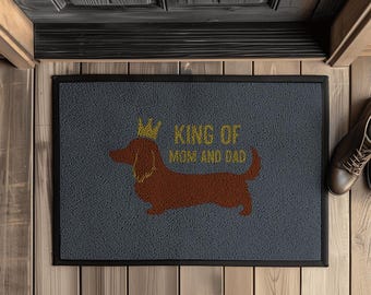 Dachshund doormat with rubber edge, long-haired dachshund print, "King of mom and dad" quote, dog mat for entrance area, gift for dachshund fans