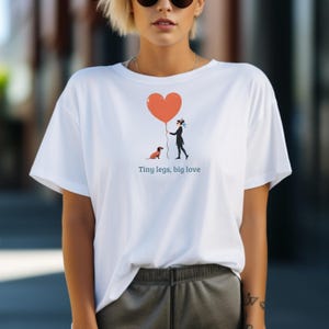 Dachshund T-Shirt – Tiny Legs Big Love – Heart Balloon Dog Motif – Gift for Dachshund Lovers – Women’s Shirt with Dachshund