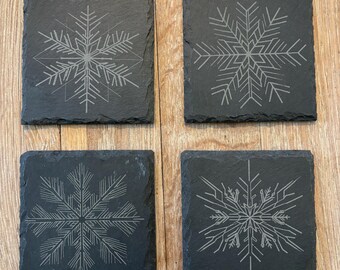 Conjunto de 4 flocos de neve gravados a laser para porta-copos de ardósia de Natal
