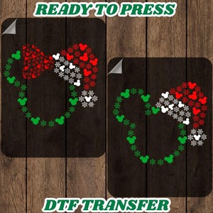 Könnte beinhalten: Zwei rechteckige DTF-Transferbögen mit einer Grafik in Form einer Maussilhouette, die mit grünen und roten Symbolen umrandet ist. Das Design umfasst eine rote Schleife und eine Weihnachtsmütze aus roten, weißen und grünen Schneeflocken.