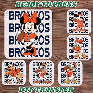 Könnte beinhalten: Eine Sammlung von sechs weißen, quadratischen DTF-Transfers mit Zeichentrickfiguren in orangefarbenen und blauen Football-Uniformen, wobei der Text BRONCOS im Hintergrund wiederholt wird. Der Text READY TO PRESS und DTF TRANSFER ist sichtbar.